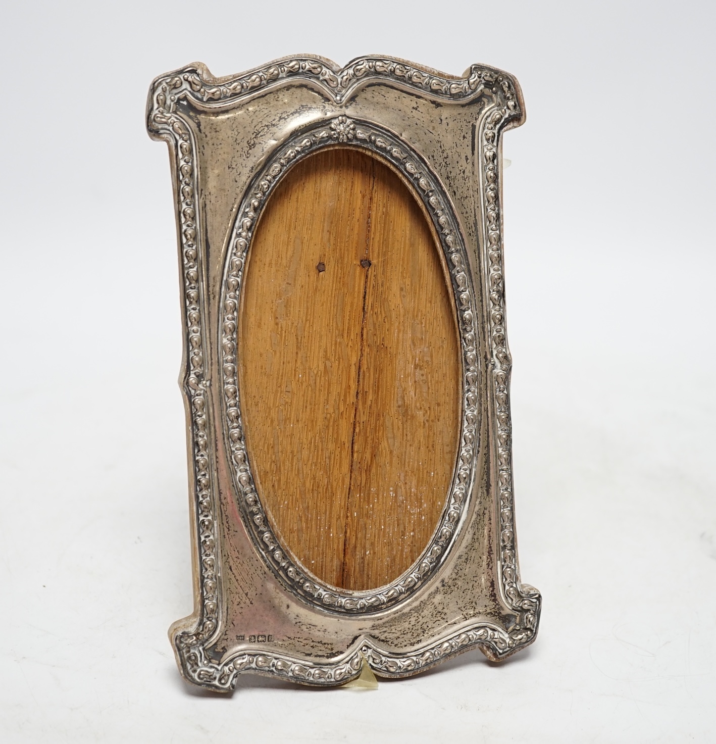 An Edwardian silver mounted photograph frame, Charles S. Green & Co, Birmingham, 1906, 19cm. Fair condition.